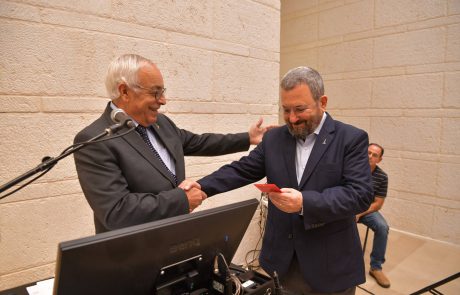 ראש הממשלה לשעבר אהוד ברק קיבל כרטיס “בוגר האוניברסיטה העברית”